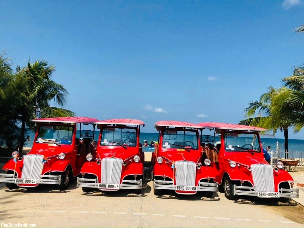 alt text: Du khách trải nghiệm xe điện City Tour Phú Quốc