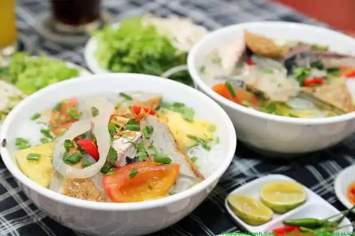 Bánh Canh Cá Thu với nước lèo nóng hổi