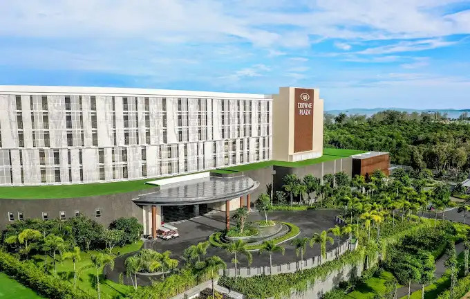 Crowne Plaza Phu Quoc Starbay với hồ bơi và bãi biển dài