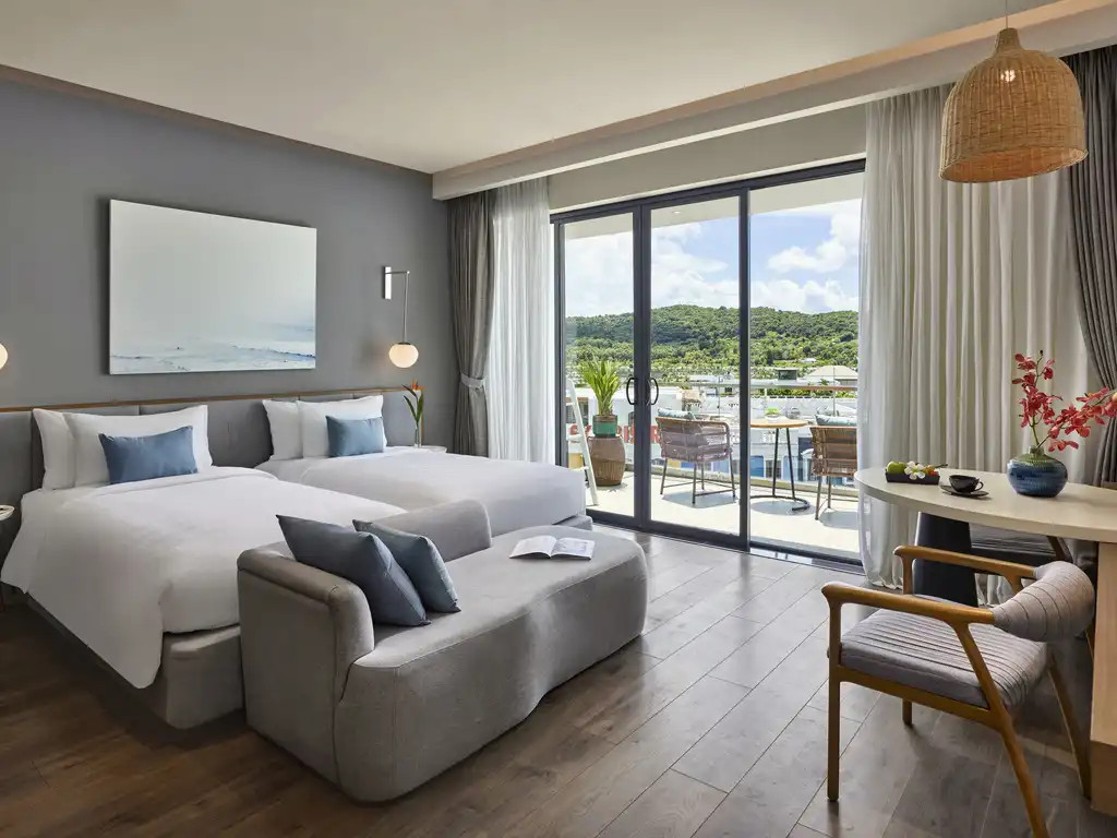 Hồ bơi tại khu nghỉ dưỡng Premier Residences Phu Quoc Emerald Bay.