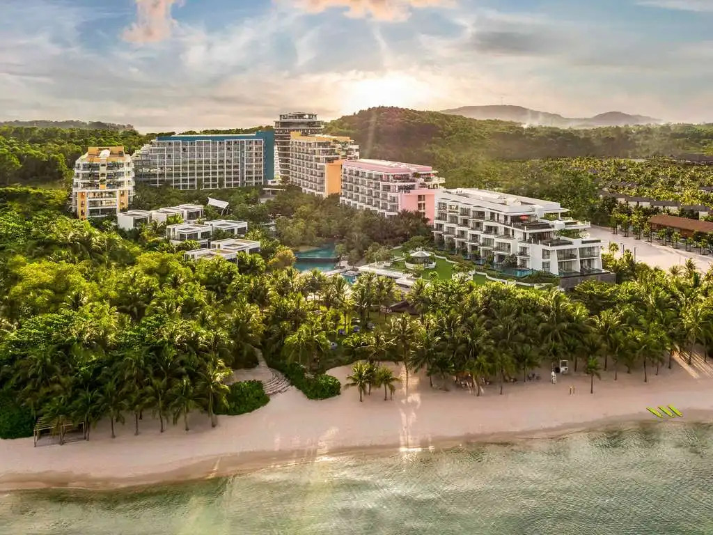 Khung cảnh sang trọng của Premier Residences Phu Quoc Emerald Bay.