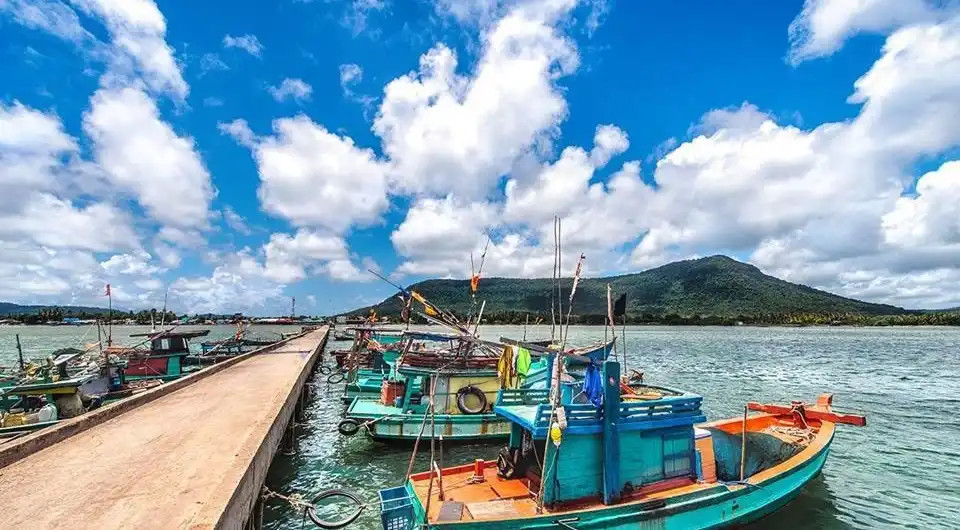 Làng chài - nơi thỏa mãn niềm đam mê hải sản của du khách.