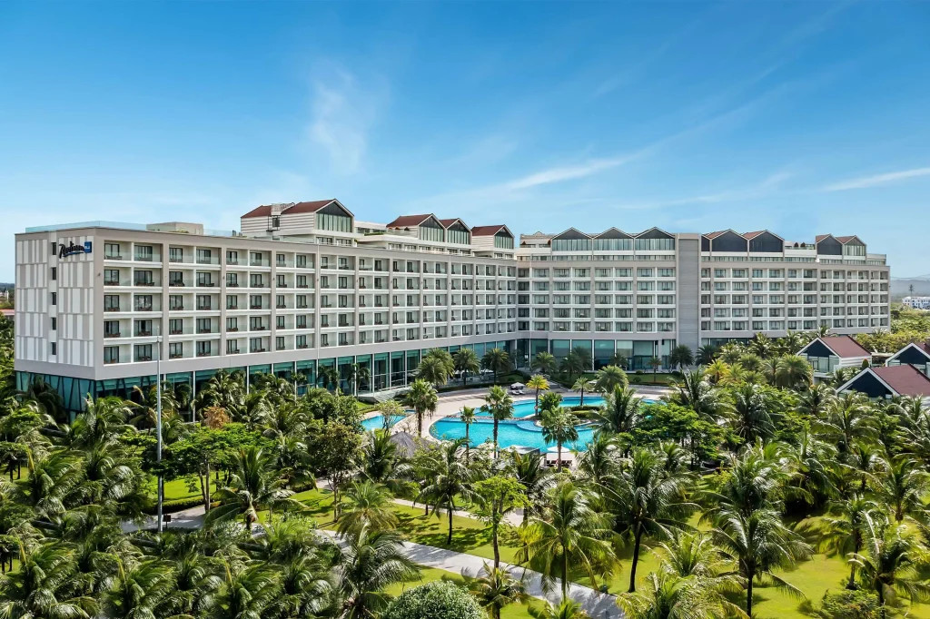 Radisson Blu Resort Phu Quoc với hồ bơi và bãi biển