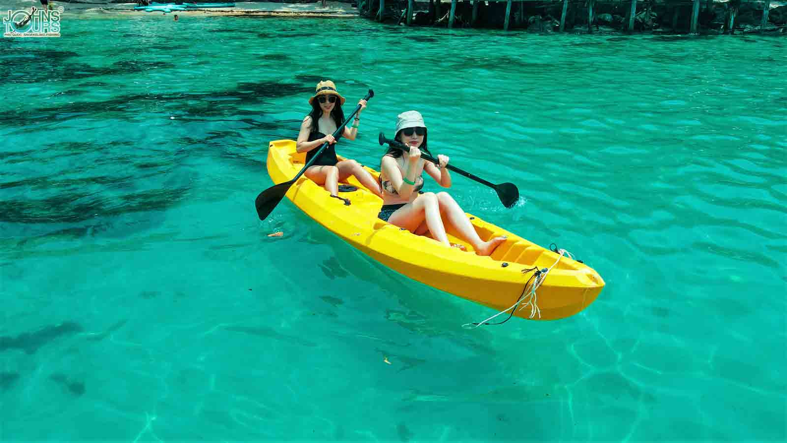 Chèo kayak tại Hòn Mây Rút Trong