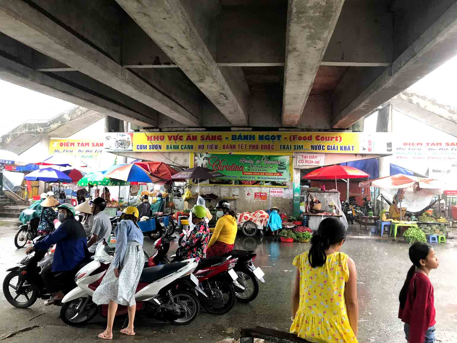 Khu vực bán đồ ăn sáng tại chợ Dương Đông