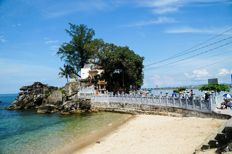 Mũi Dinh Cậu với cảnh đá tự nhiên