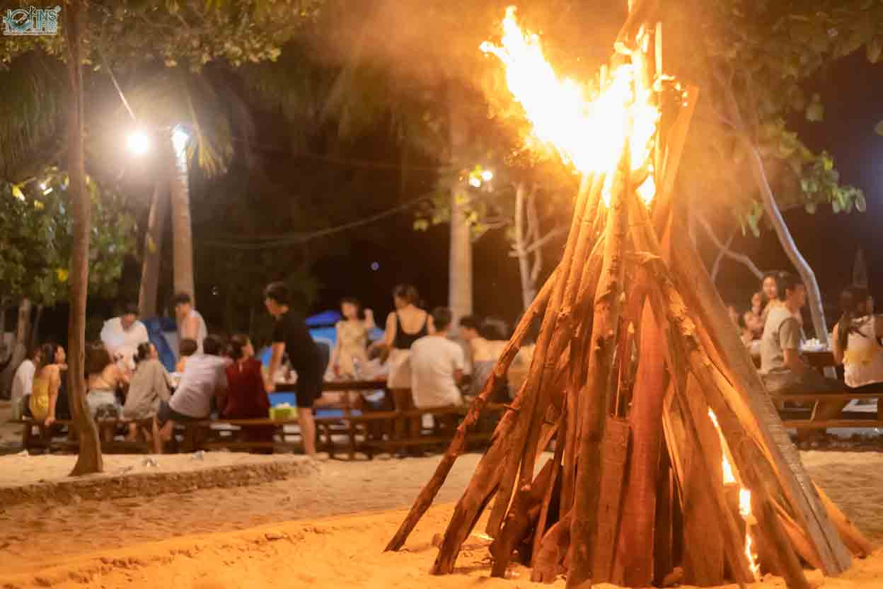 vui chơi, nghỉ ngơi trên hòn Mây Rút Trong