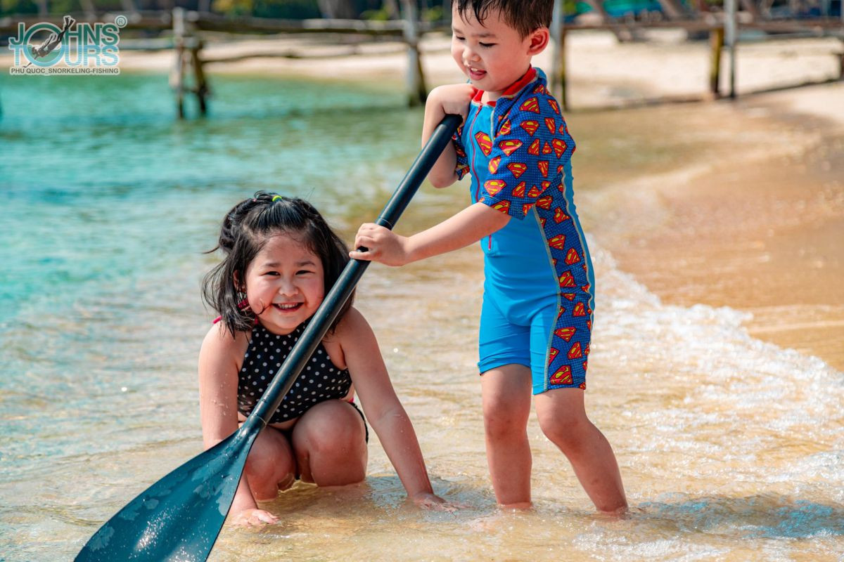 Bãi cát trắng mịn và an toàn cho con trẻ