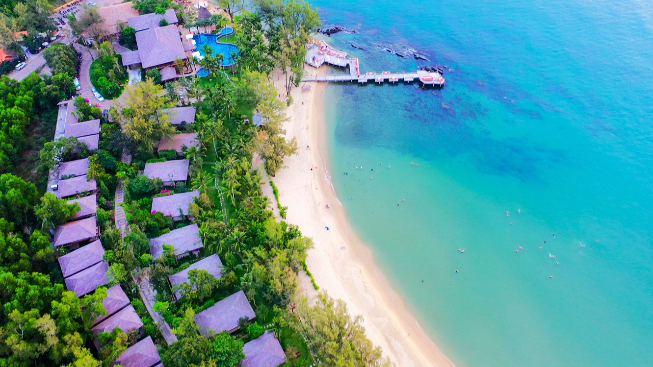Các bungalow và villa của Ocean Bay Phú Quốc trải dài theo bãi biển