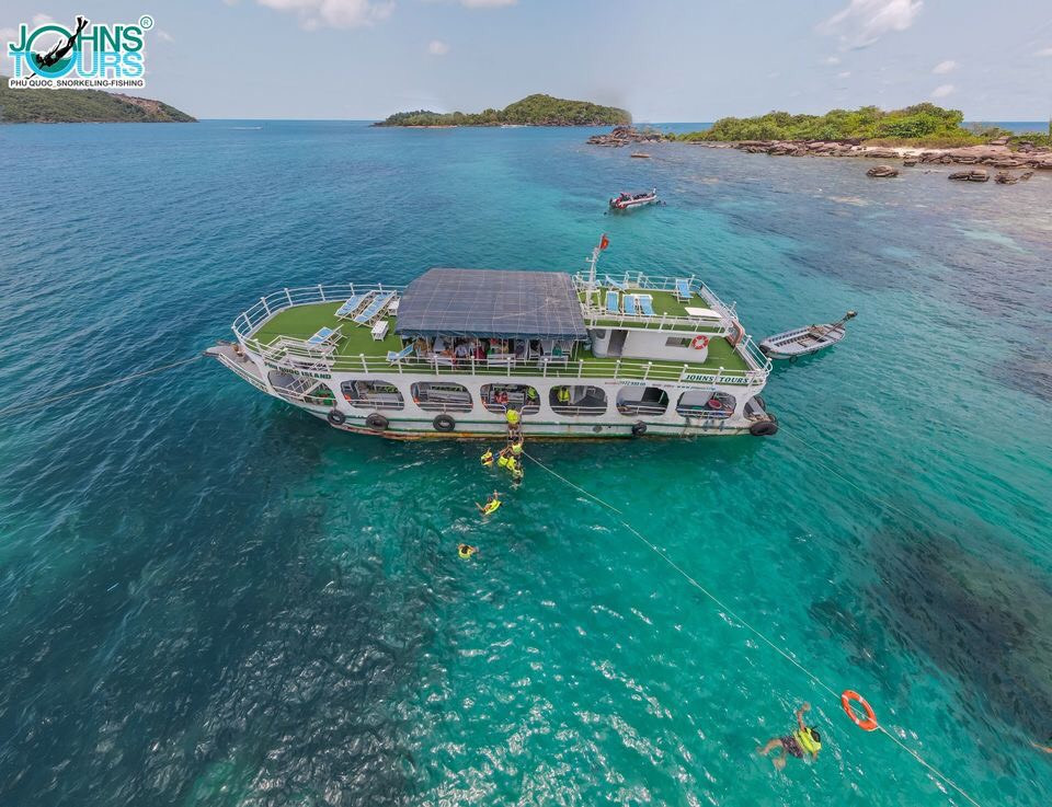 Cruise trên chiếc thuyền lớn và tham gia các hoạt động thú vị cùng gia đình và bạn bè.