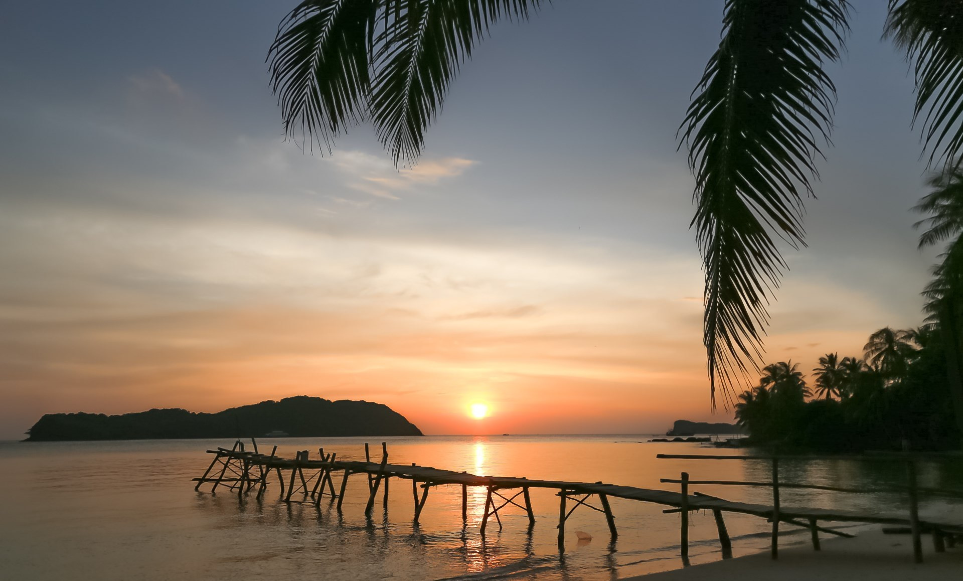 Đảo May Rut Trong vào lúc hoàng hôn