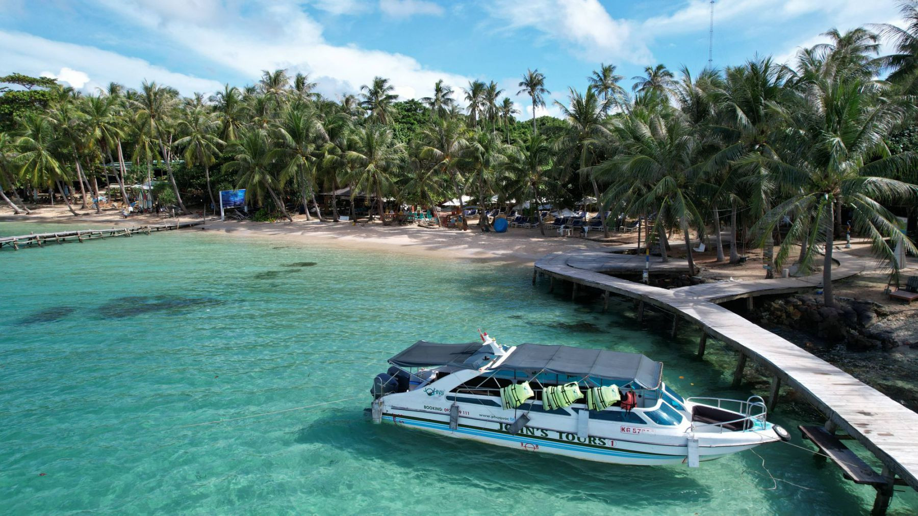 Explore May Rut Trong and other islands on your private speed boat