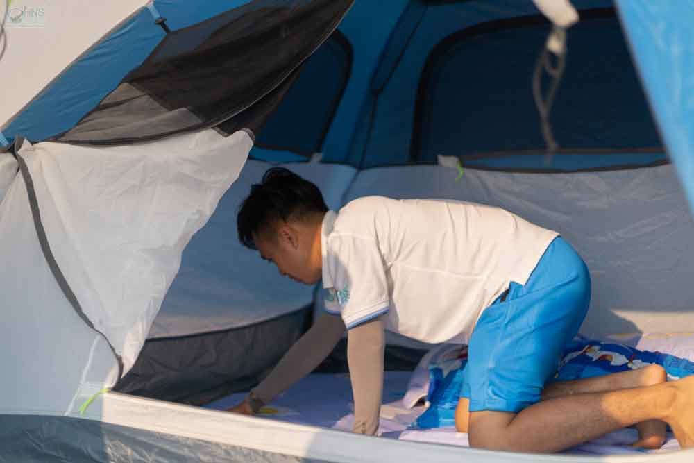 HDV John’s Tours Phú Quốc tự tay chuẩn bị lều trại cho khách nghỉ ngơi qua đêm
