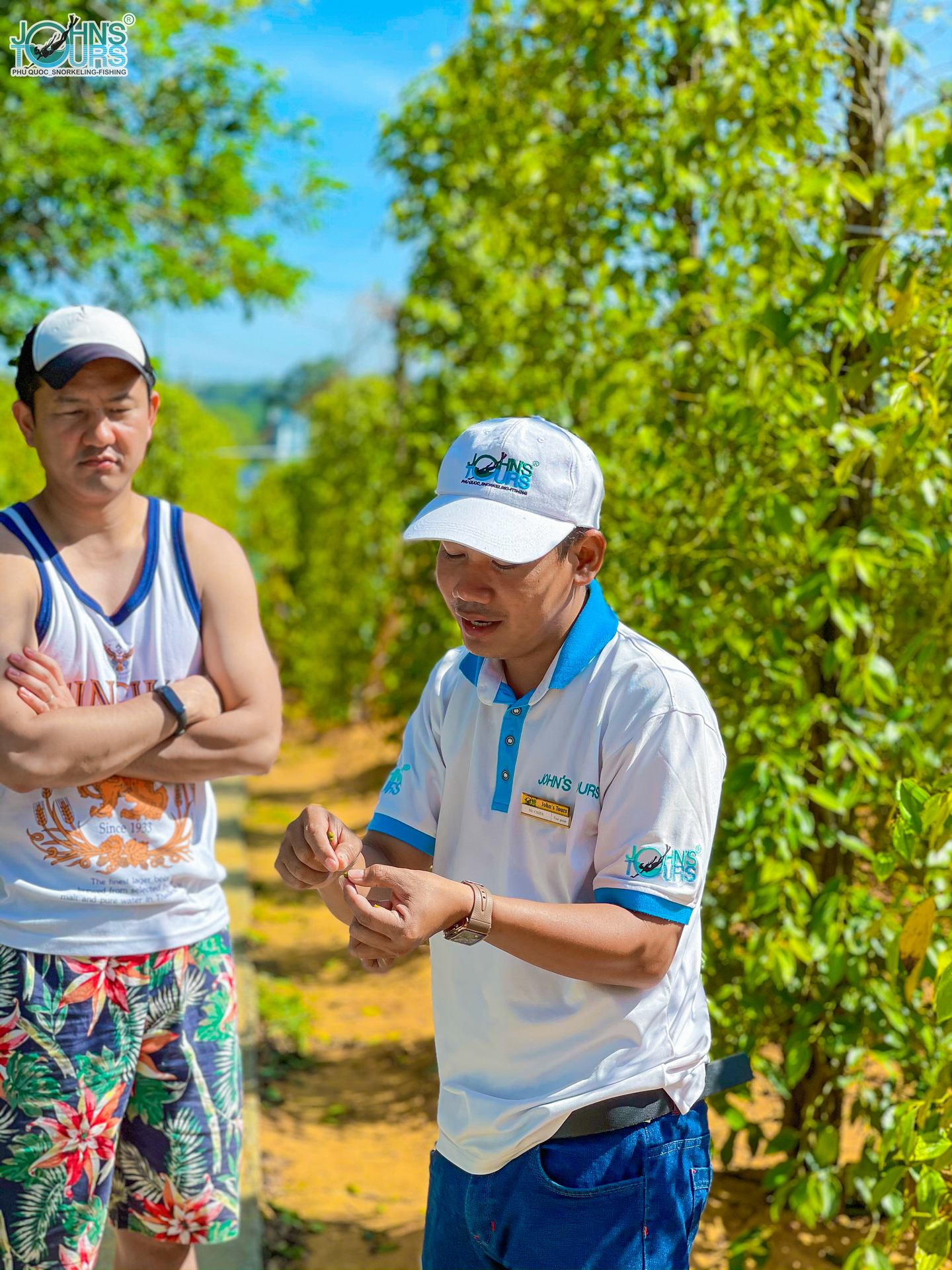 Hướng dẫn viên John’s Tours đưa bạn trải nghiệm văn hóa tại Phú Quốc