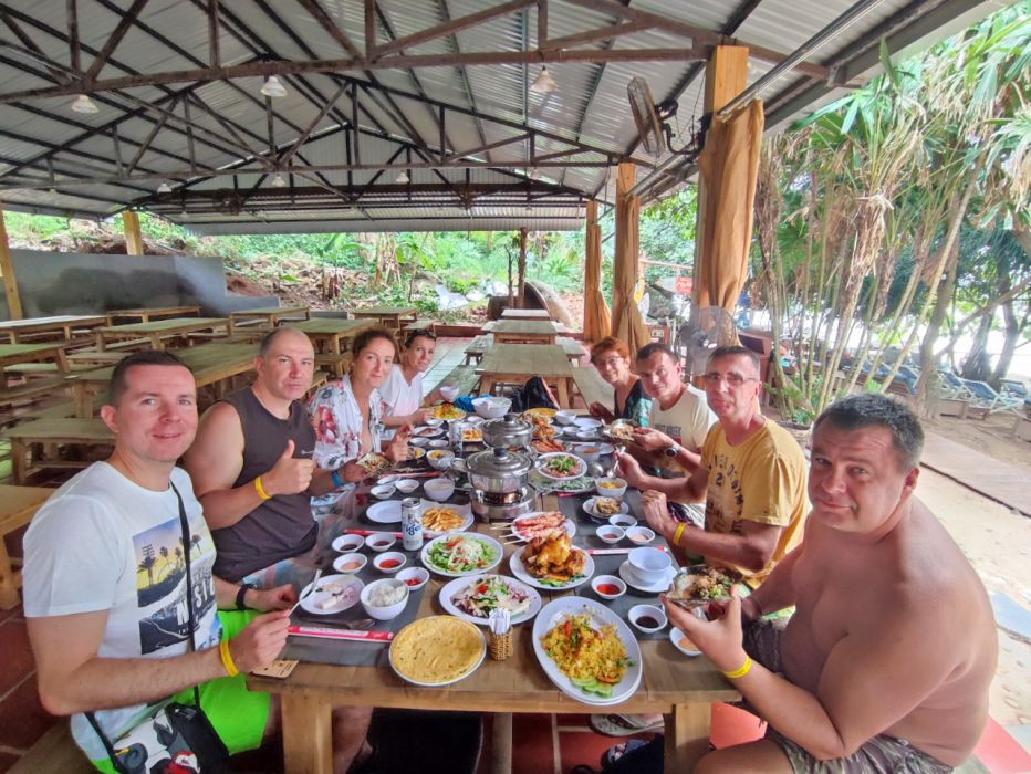 Khách thưởng thức bữa trưa đặc biệt trong tour sang trọng