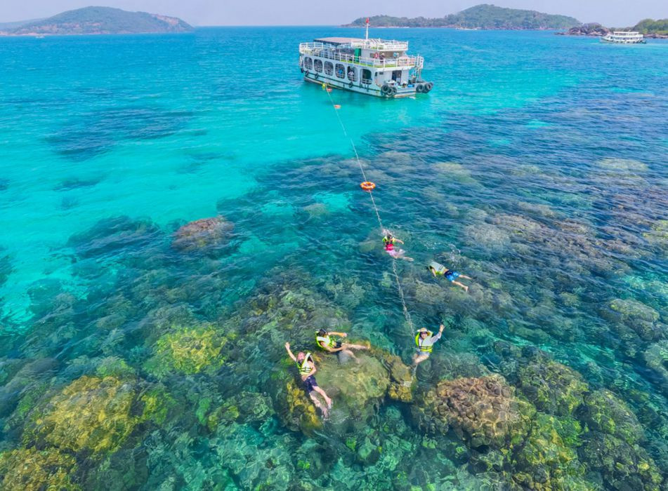 Lặn ngắm san hô tại đảo Gam Ghi
