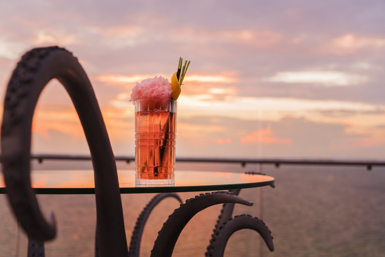 Nhâm nhi cocktail và ngắm cảnh hoàng hôn Phú Quốc tại Ink 360 Sky Bar
