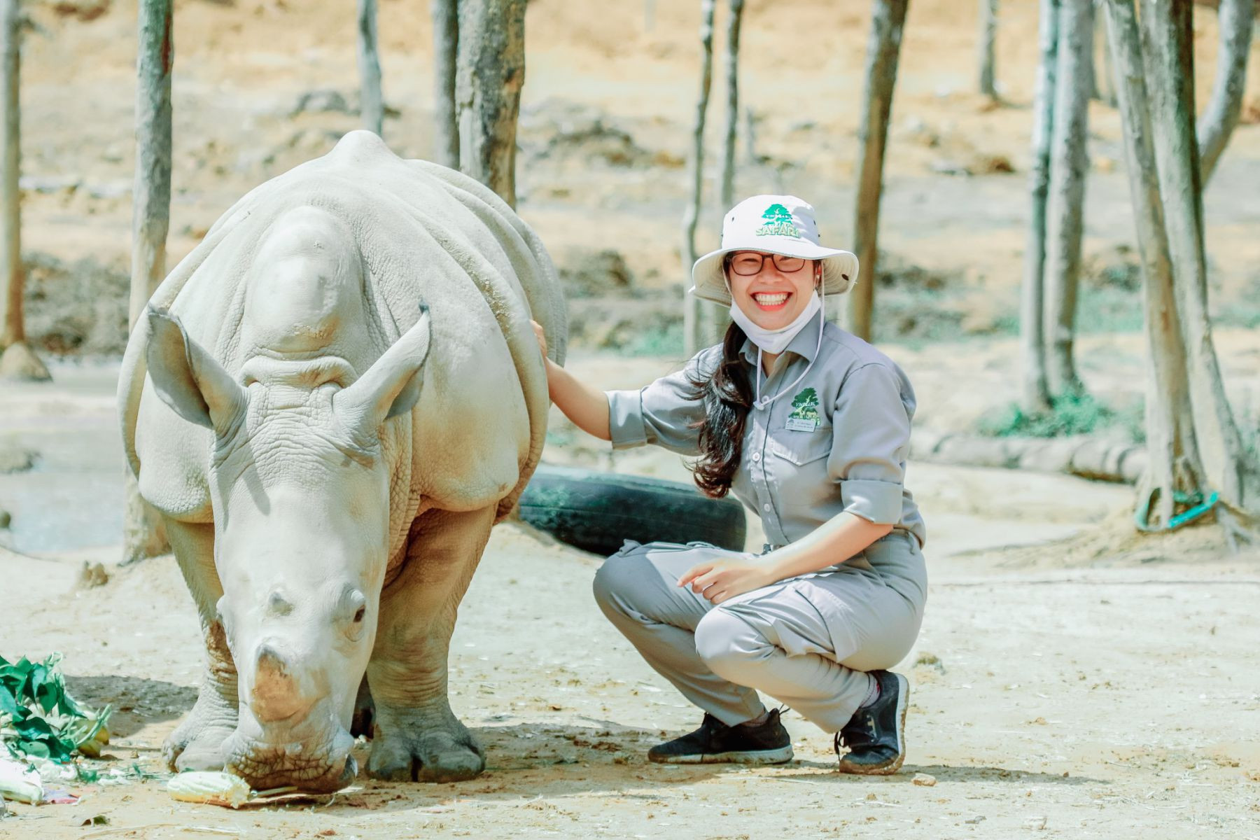 Nhân viên và động vật tại Vinpearl Safari Phú Quốc